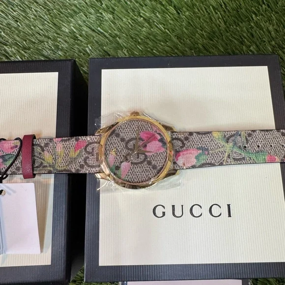 Gucci Gold and Pink Watch Elegant Accessories display picture 1